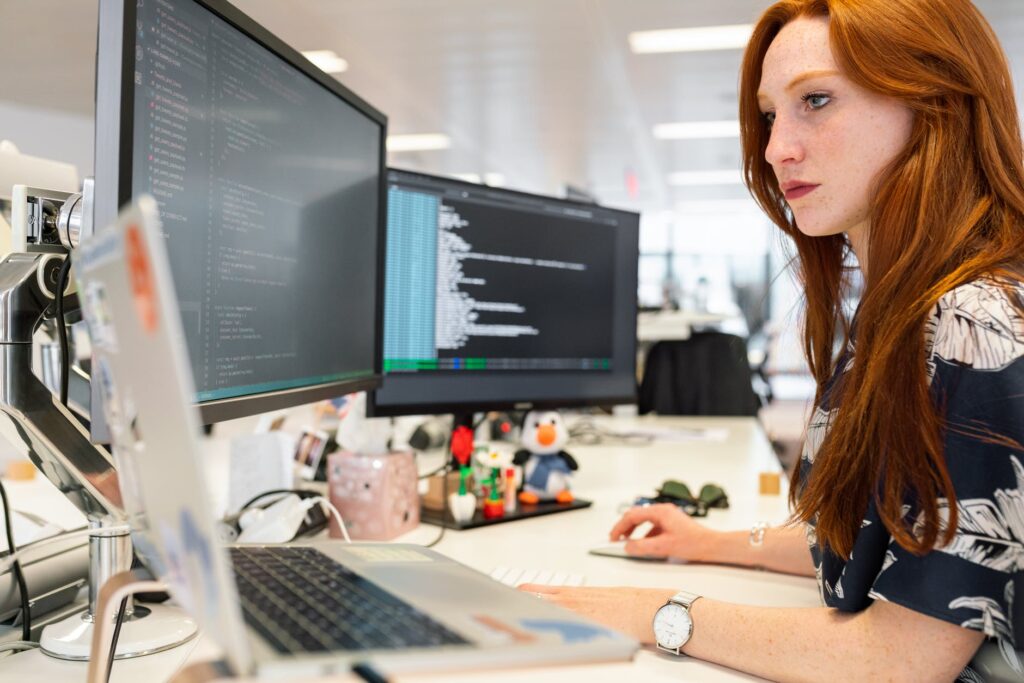 Mujer escribiendo código de desarrollo de software en una computadora. Laravel, Symfony, Flutter, Android, iOS